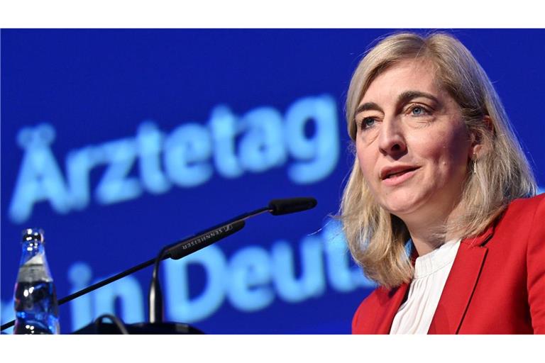 Ministerin Warken verteidigte ihr Sparpaket gegen Kritik der Ärzte.