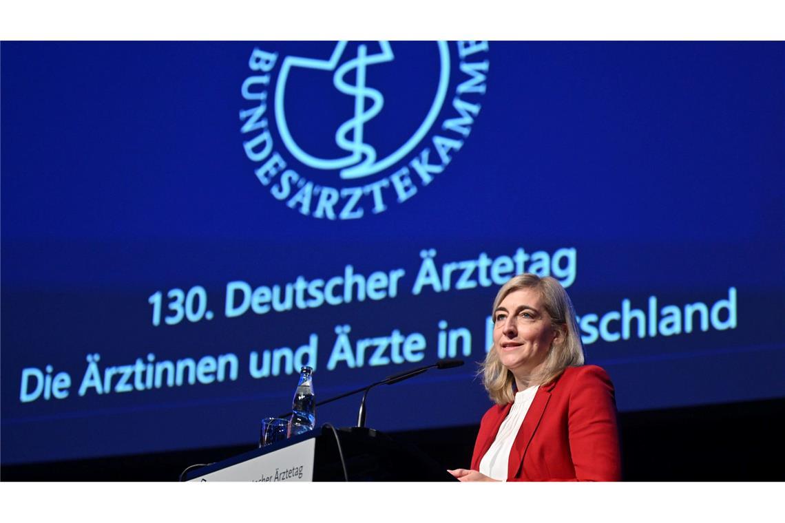 Ministerin Warken verteidigte ihr Sparpaket gegen Kritik der Ärzte.