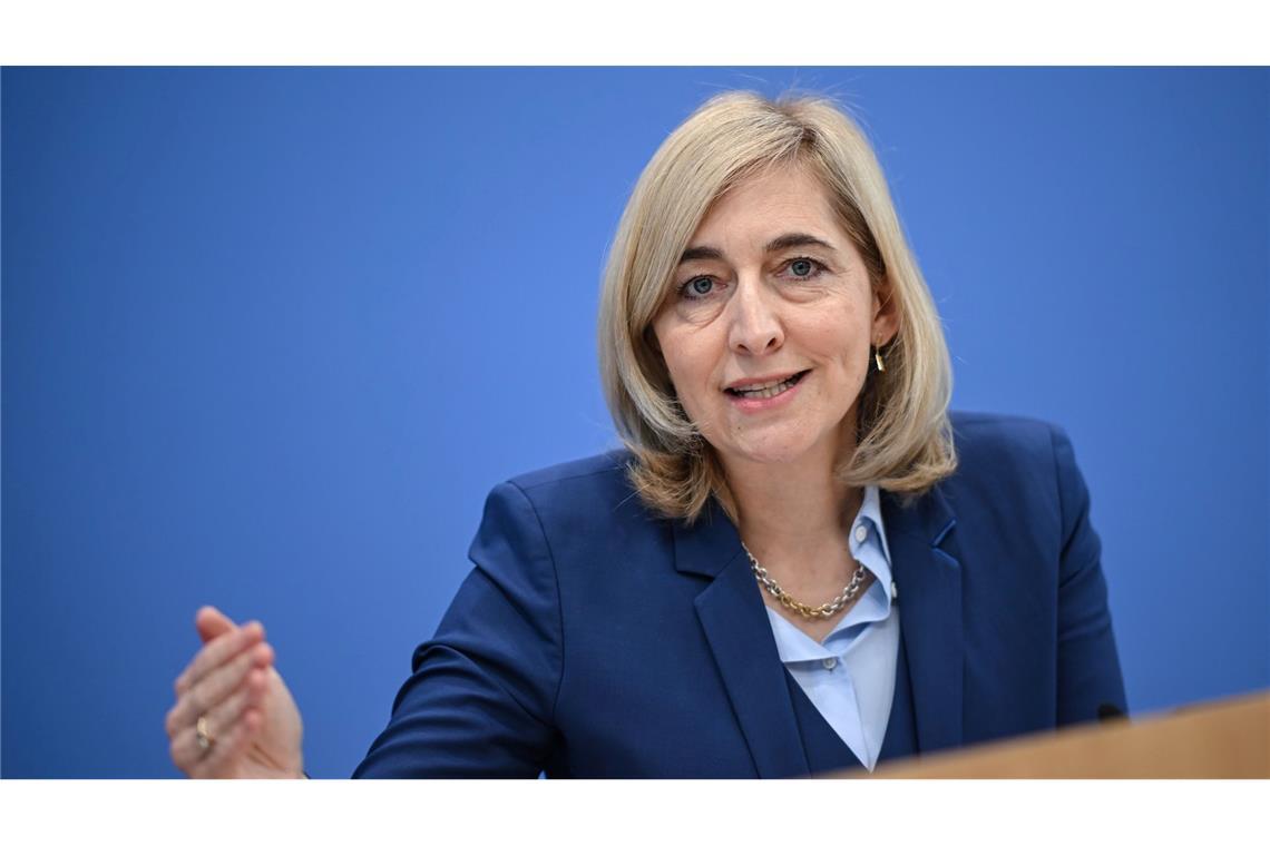 Ministerin Warken will bei Einsparungen "alle Bereiche mit ins Boot" holen.