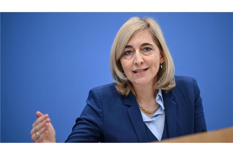 Ministerin Warken will bei Einsparungen "alle Bereiche mit ins Boot" holen.