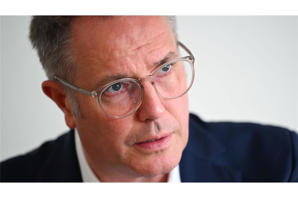 Ministerpräsident Alexander Schweitzer will ein einheitliches Deutschlandticket mit Passfoto. (Archivbild)