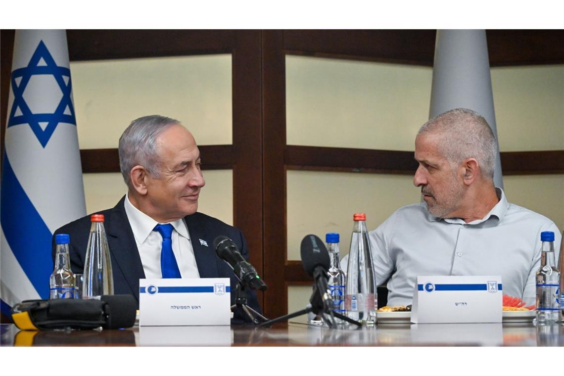 Protestaufrufe gegen Entlassung des Geheimdienstchefs in Israel Ministerpräsident Benjamin Netanjahu und Inlandsgeheimdienstchefs Ronen Bar (Archivbild)
