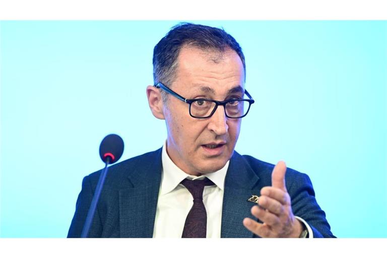 Ministerpräsident Cem Özdemir distanziert sich scharf von Verhandlungen über eine rot-rot-grüne Koalition in Berlin.