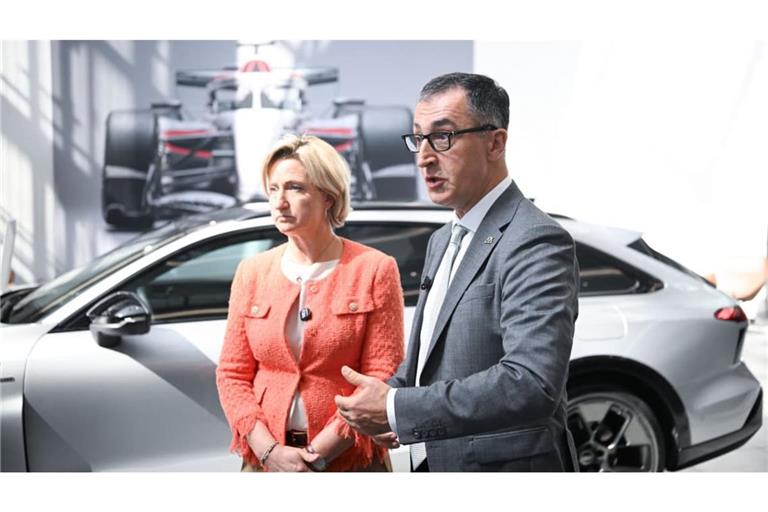 Ministerpräsident Cem Özdemir (Grüne) und Wirtschaftsministerin Nicole Hoffmeister-Kraut (CDU) besuchen das Audi-Werk in Neckarsulm. Sie sind nun gefordert, um gute Standortpolitik zu betreiben.