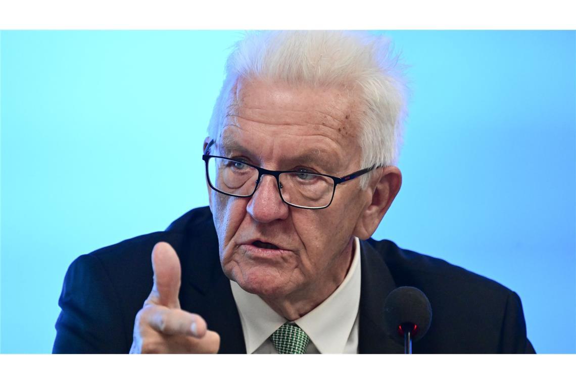 Kretschmann plädiert für Preissenkung an der Ladesäule Ministerpräsident Kretschmann schlägt vor, dass man für mindestens zehn Jahre an den elektrischen Ladesäulen preiswerten Strom tanken kann. (Archivfoto)