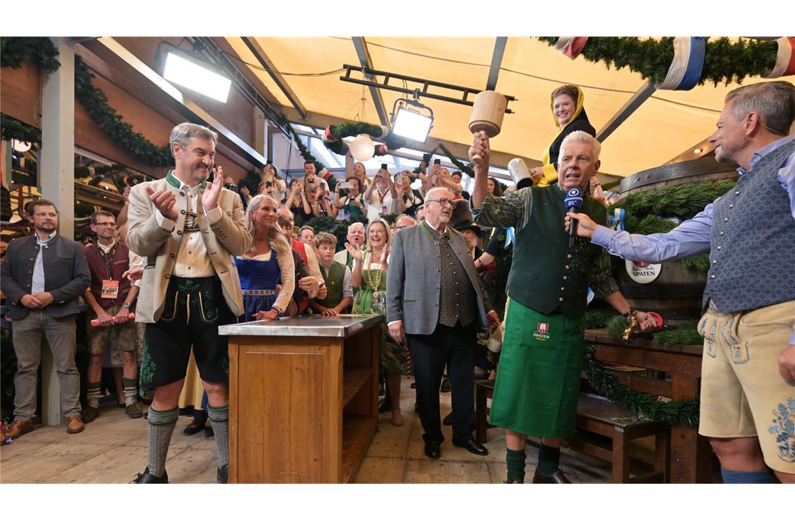„O’zapft is“ - 190. Münchner Oktoberfest gestartet Ministerpräsident Markus Söder beim Fassanstich auf dem Oktoberfest.