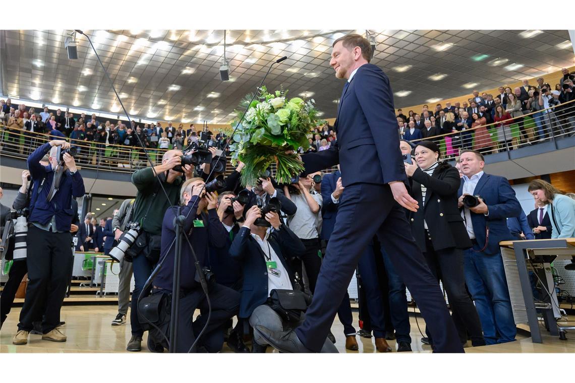 Kretschmer bleibt Ministerpräsident von Sachsen Ministerpräsident Michael Kretschmer erhält nach seiner Wiederwahl zahlreiche Gratulationen.