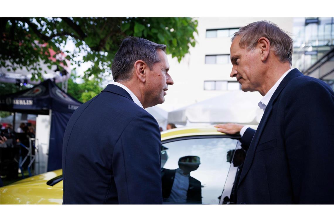 Ministerpräsident Olaf Lies (l.) spricht mit VW-Chef Oliver Blume. Niedersachsen ist zweitgrößter Anteilseigner des Konzerns, Lies sitzt für das Land im Aufsichtsrat. (Archivbild)