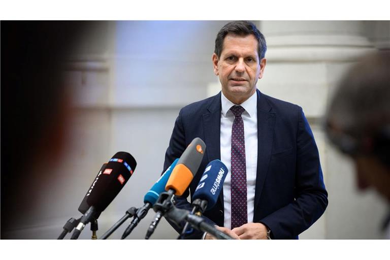 Ministerpräsident Olaf Lies (SPD) sorgt sich um die Autobranche im VW-Land Niedersachsen. (Archivbild)