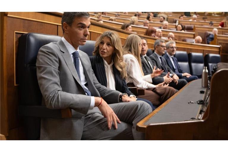 Ministerpräsident Pedro Sánchez und&nbsp;Yolanda Díaz, Ministerin für Arbeit und Sozialwirtschaft: Das Parlament hat die Pläne der spanischen Regierung zur Bekämpfung der Wohnungsnot abgelehnt. Nun soll es Neuwahlen geben.