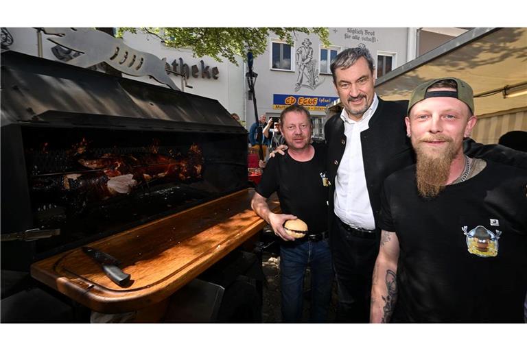 Ministerpräsident Söder am Schweinegrill.