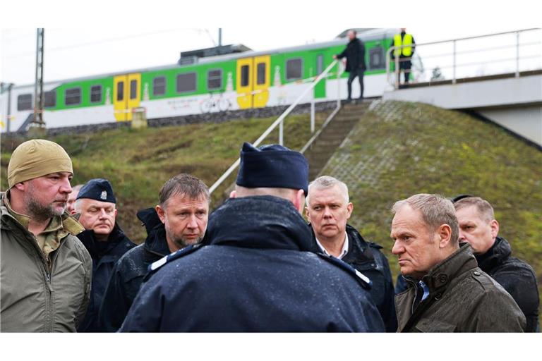 Ministerpräsident Tusk besichtigte die beschädigte Eisenbahnstrecke.