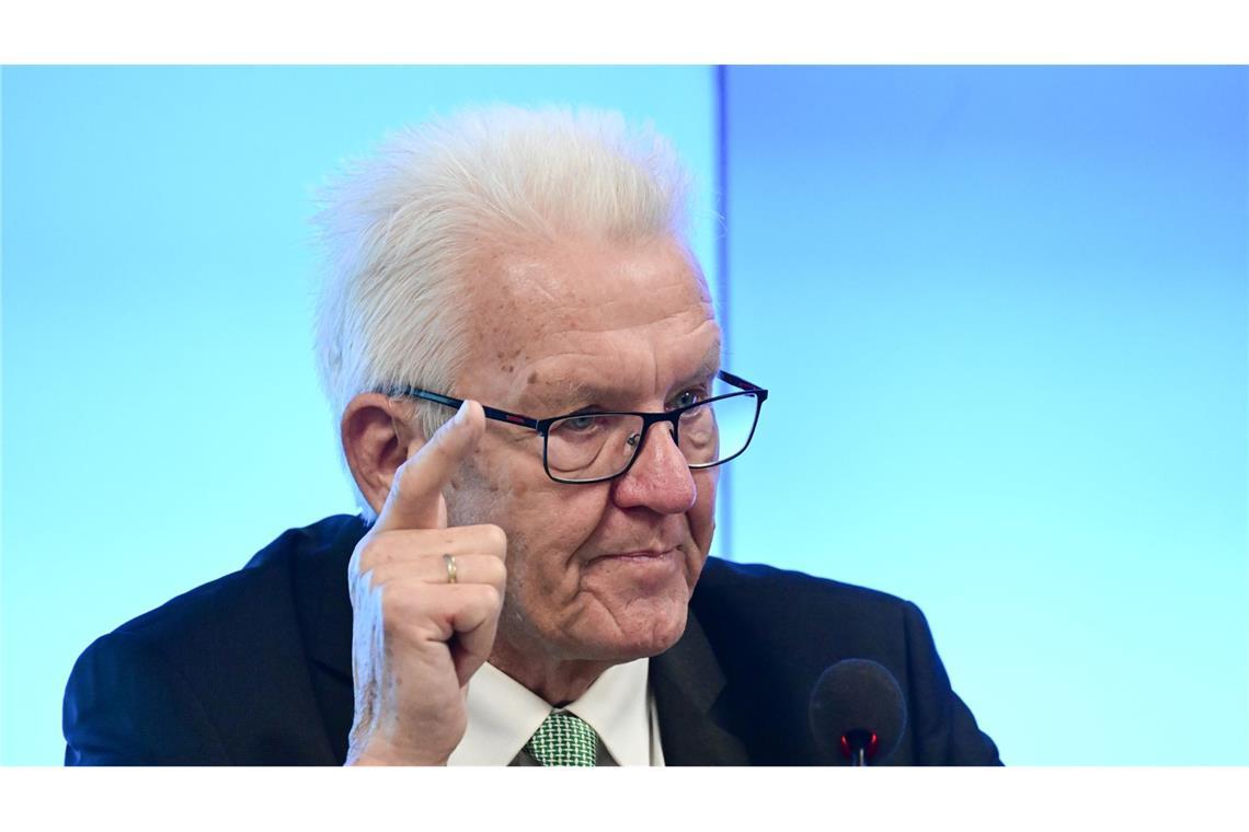 Winfried Kretschmann: Transparenz im Netz ist wichtig Ministerpräsident Winfried Kretschmann (Grüne) hebt beim Einsatz Künstlicher Intelligenz mahnend den Zeigefinger. (Archivbild)
