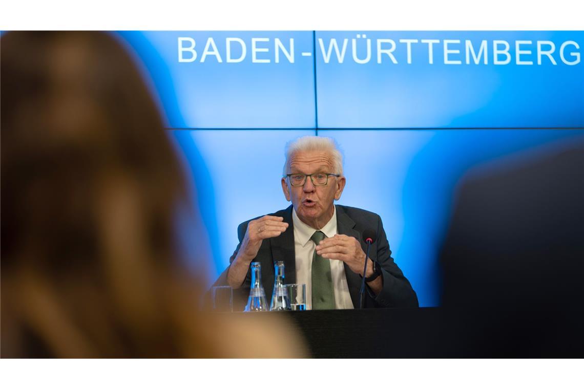 Ministerpräsident Winfried Kretschmann (Grüne) macht einen Knopf an den Klimastreit.