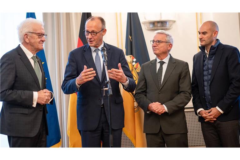 Ministerpräsident Winfried Kretschmann stellt Bundeskanzler Friedrich Merz das Kabinett der Landesregierung vor. Mit dabei sind Innenminister Thomas Strobl und Finanzminister Danyal Bayaz.