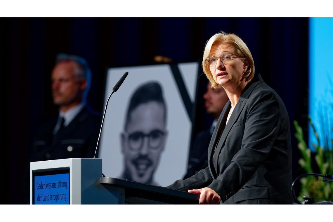"Für immer im Gedächtnis" - Trauer um getöteten Polizisten Ministerpräsidentin Anke Rehlinger. Zur Gedenkfeier waren laut Innenministerium rund 1.500 Menschen gekommen.
