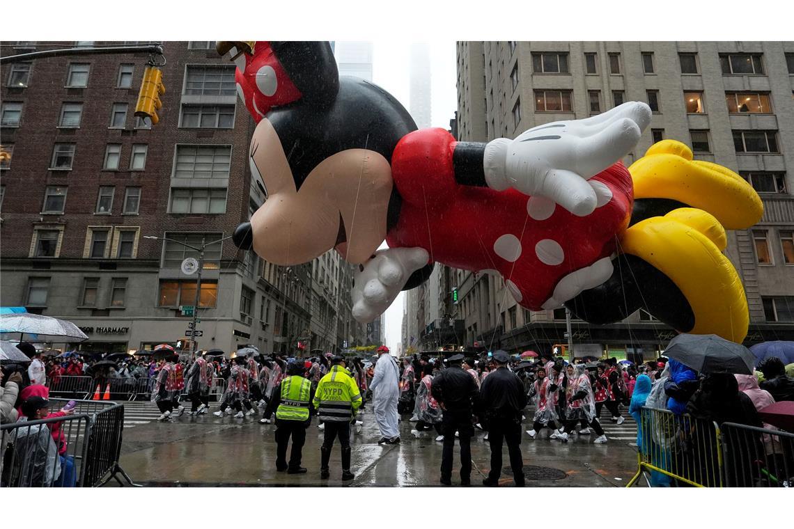 Pitschnasse Thanksgiving-Parade schwebt durch New York Minnie Maus ist zum ersten Mal dabei
