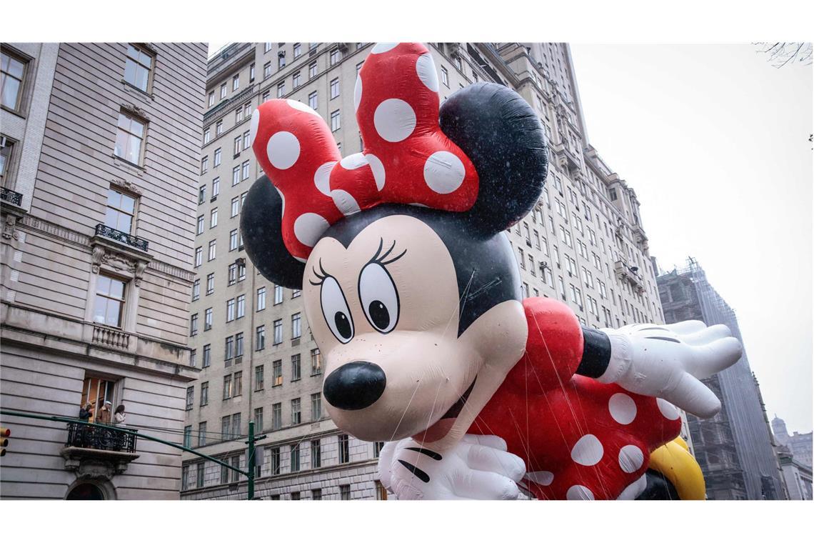 Ballons und Tanzgruppen in den Straßen New Yorks Minnie Mouse schwebt durch die Straßen von New York.