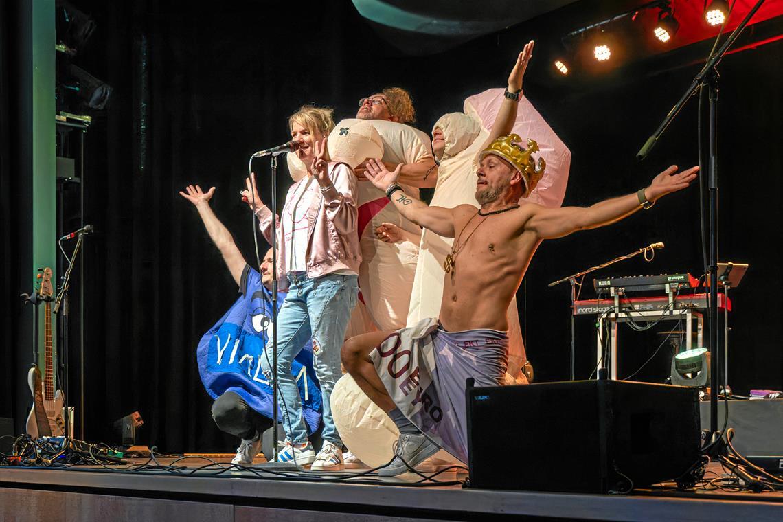 Wenn die Katze regiert und Männer tanzen Mirja Boes und ihre Band Honkey Donkeys. Die Outfits der Herren sorgen für Begeisterungsstürme. Foto: Stefan Bossow