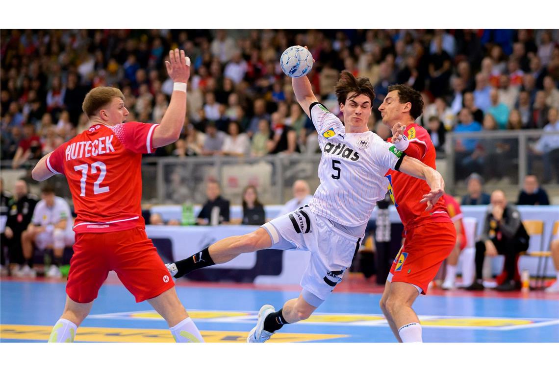 Sieg verschenkt: Handballer trotzdem weiter auf EM-Kurs Miro Schluroff feiert ein gelungenes Debüt in der deutschen Nationalmannschaft.