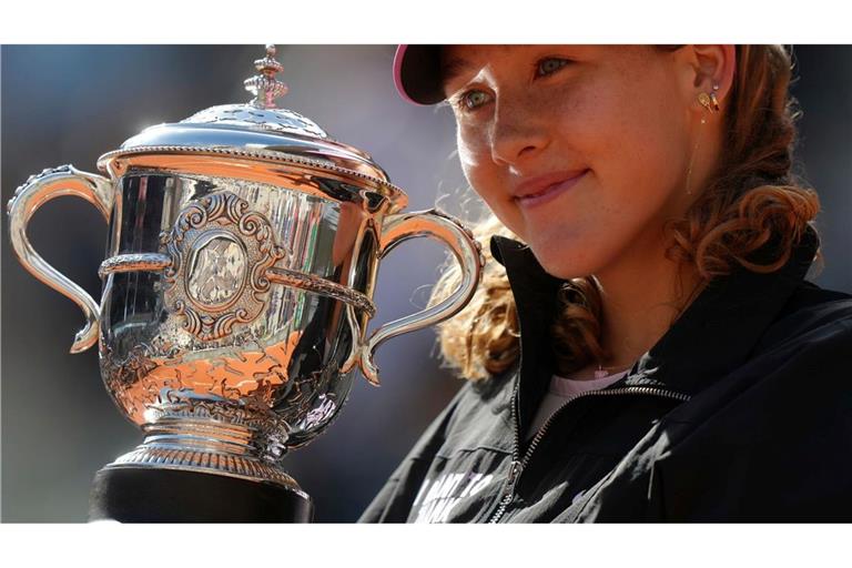 Mirra Andrejewa lächelt mit der Trophäe in den Händen.