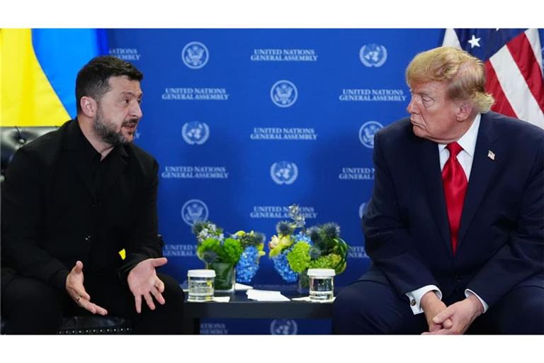 Missstimmung: US-Präsident Donald Trump (r., hier bei einem Treffen am Rande der UN-Generalversammlung) setzt seinen ukrainischen Amtskollegen Wolodymyr Selenskyj (l.) unter Druck.