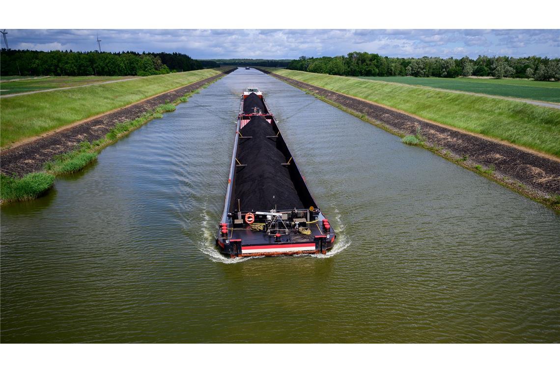 Mit 2.500 Tonnen Kohle an Bord fährt die "Niedersachsen 2" ferngesteuert durch den Elbe-Seitenkanal. Der Kapitän sitzt 400 Kilometer entfernt.