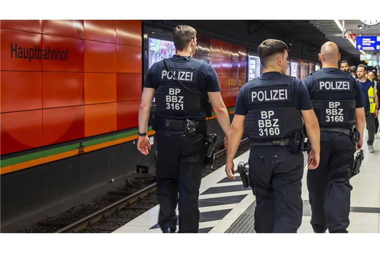 Mit 2.909 Fällen verharrt die Zahl der Gewaltdelikte etwa auf dem Niveau des Vorjahres. Am häufigsten kommt es am Stuttgarter Bahnhof zur Gewalt.