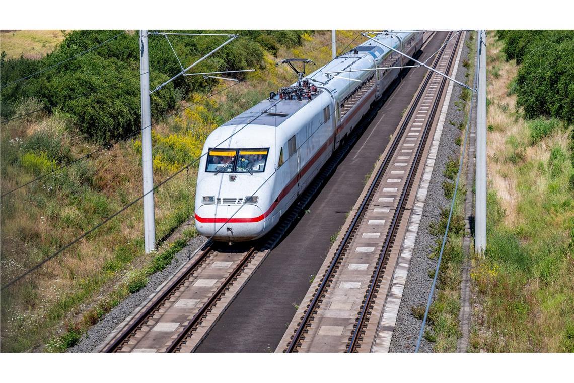 Testzug fährt Tempo 405 zwischen Erfurt und Leipzig Mit 405 Kilometer pro Stunde rauschte der Zug mit dem Testwagen über die Strecke zwischen Erfurt und Leipzig.