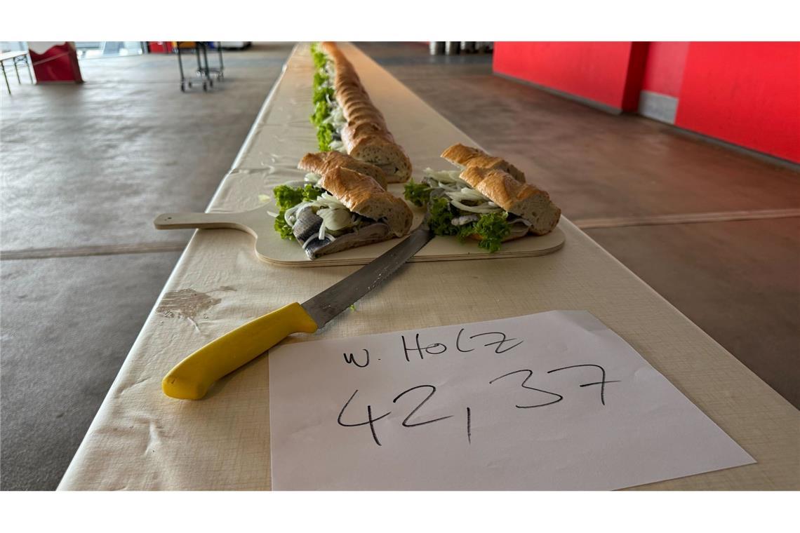 Mit 42,37 Metern hat das längste Fischbrötchen der Welt den bisherigen Rekord von 31 Metern deutlich übertroffen. (Foto Handout)