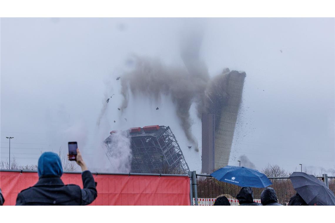 Mit 600 Kilogramm Sprengstoff wurde der alte Schornstein zu Fall gebracht.