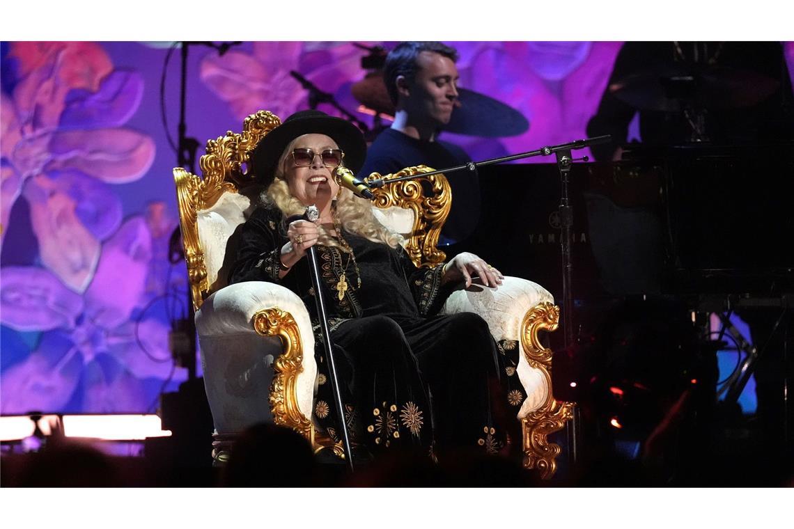 Stars singen für Feueropfer: Benefizkonzert in Kalifornien Mit 81 dabeI: Die kanadische Sängerin Joni Mitchell bei "FireAid".