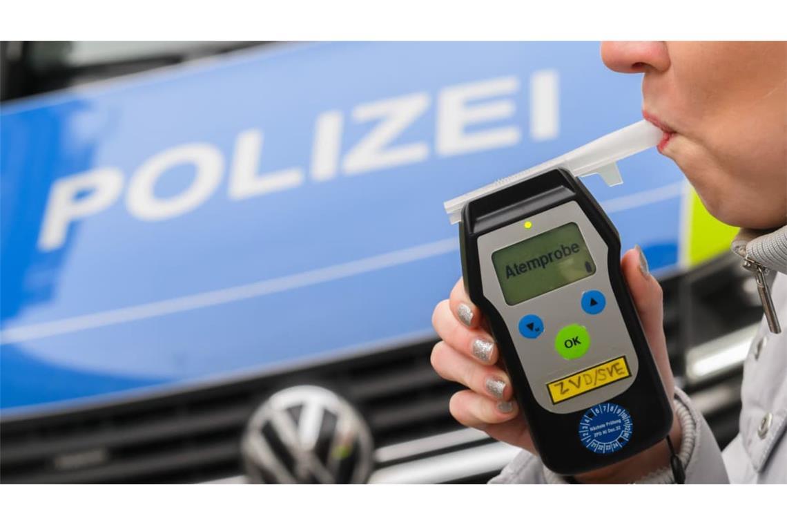 Mit Alkohol am Steuer erwischt, und nun ist der Führerschein weg? In solchen Fällen soll ein Polizist aus dem Landkreis Neu-Ulm gegen Bezahlung geholfen haben.