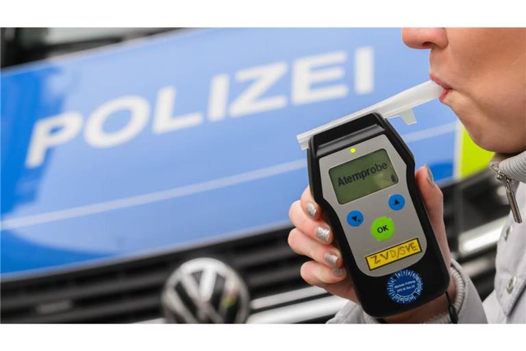 Mit Alkohol am Steuer erwischt, und nun ist der Führerschein weg? In solchen Fällen soll ein Polizist aus dem Landkreis Neu-Ulm gegen Bezahlung geholfen haben.