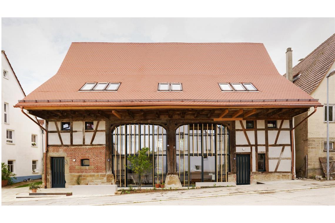 Mit Architekturauszeichnungen belohnte Ertüchtigung einer Scheune aus dem 19. Jahrhundert in Tübingen von Jan Keinath. Es sind vier Wohneinheiten entstanden, ohne zusätzliche Fläche zu versiegeln.