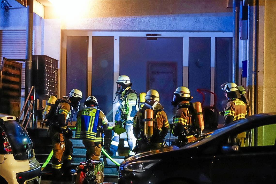 Mit Atemschutz waren die Wehrleute im Einsatz. Fotos: 7aktuell.de/Simon Adomat
