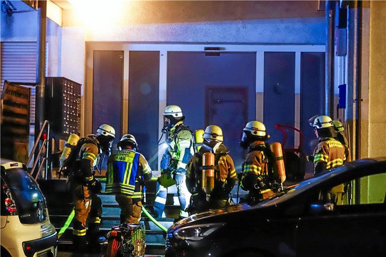 Mit Atemschutz waren die Wehrleute im Einsatz. Fotos: 7aktuell.de/Simon Adomat