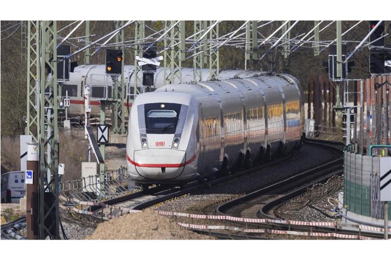 Mit Beginn der Osterferien kommen wegen Sanierungsarbeiten entlang der Strecke erhebliche Beeinträchtigungen auf Pendler und Touristen zu (Symbolbild).