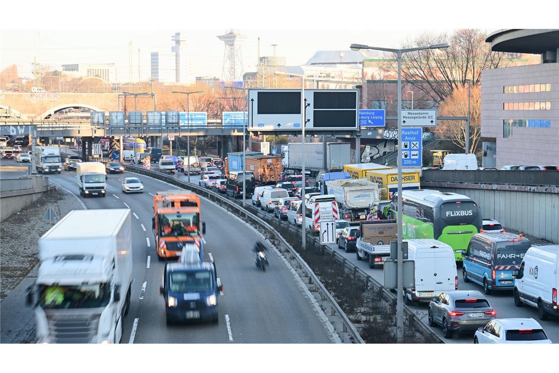 Fast 14 Millionen erhalten die umstrittene Pendlerpauschale Mit Blick auf die Verkehrswende hat der Berufsverkehr noch erhebliches Potenzial.