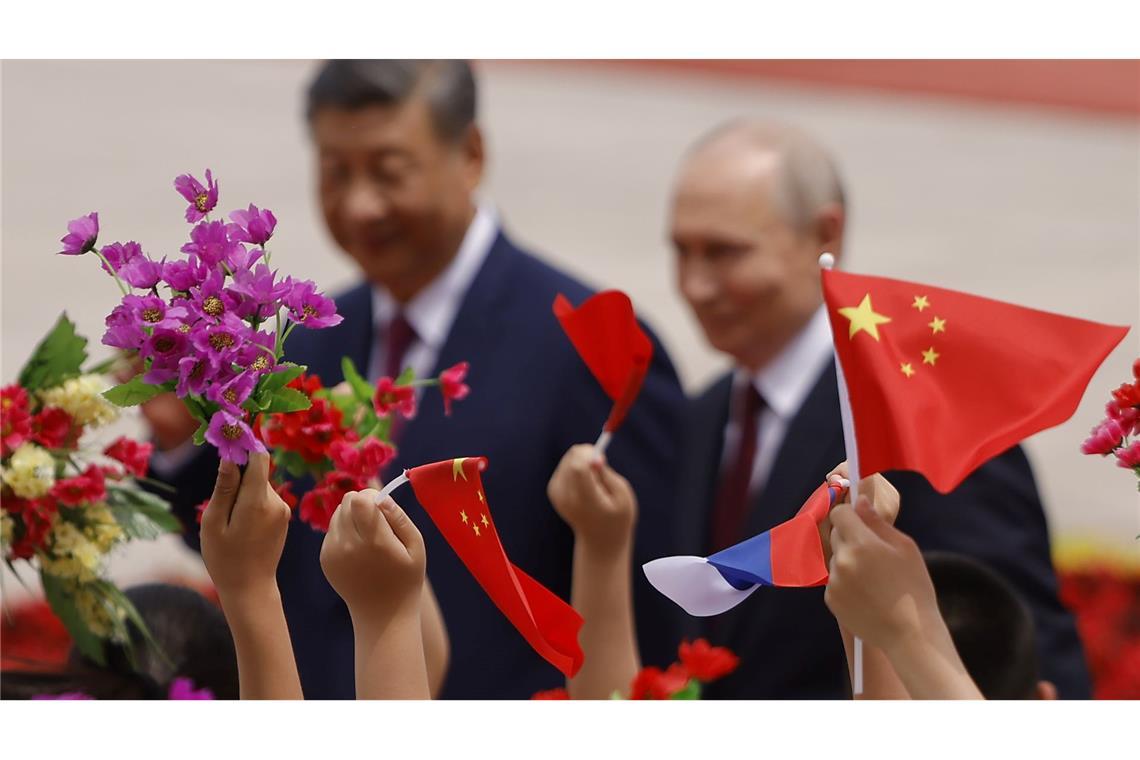 Mit Blumen und Fähnchen empfingen chinesische Kinder den Gast aus Moskau.