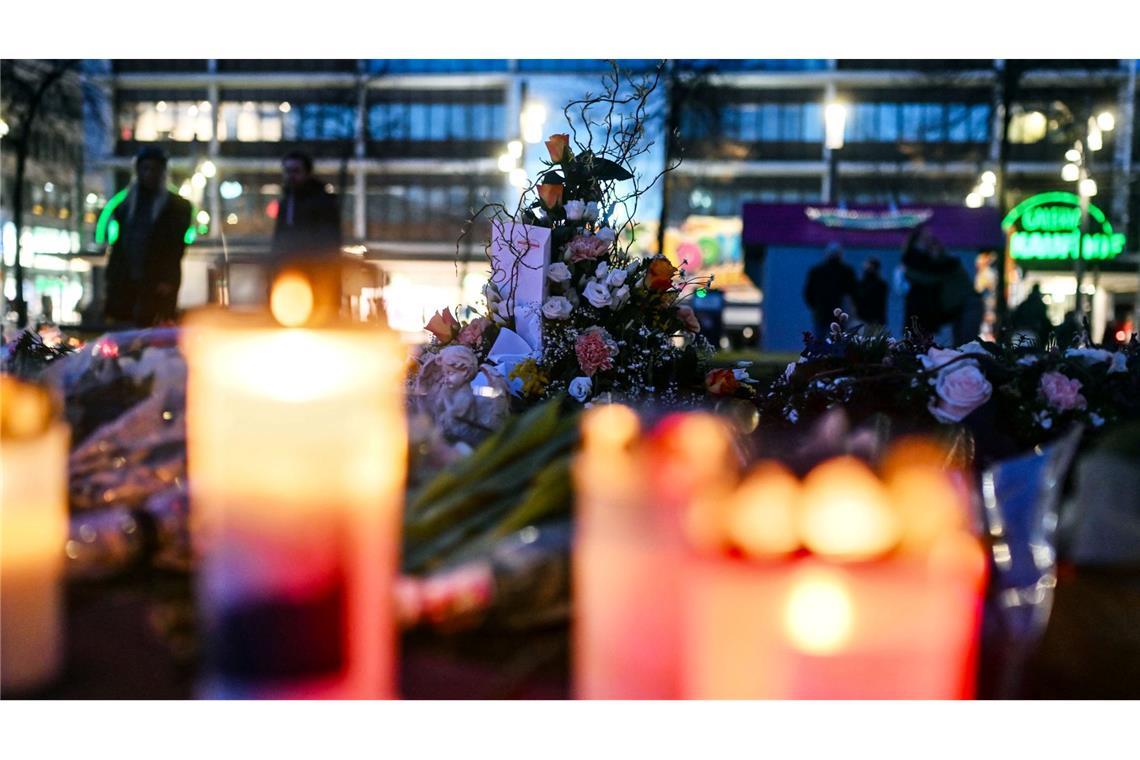 Ermittler: Mehr Hinweise auf Erkrankung bei Todesfahrer Mit Blumen und Kerzen wird nach der Todesfahrt der Opfer gedacht.