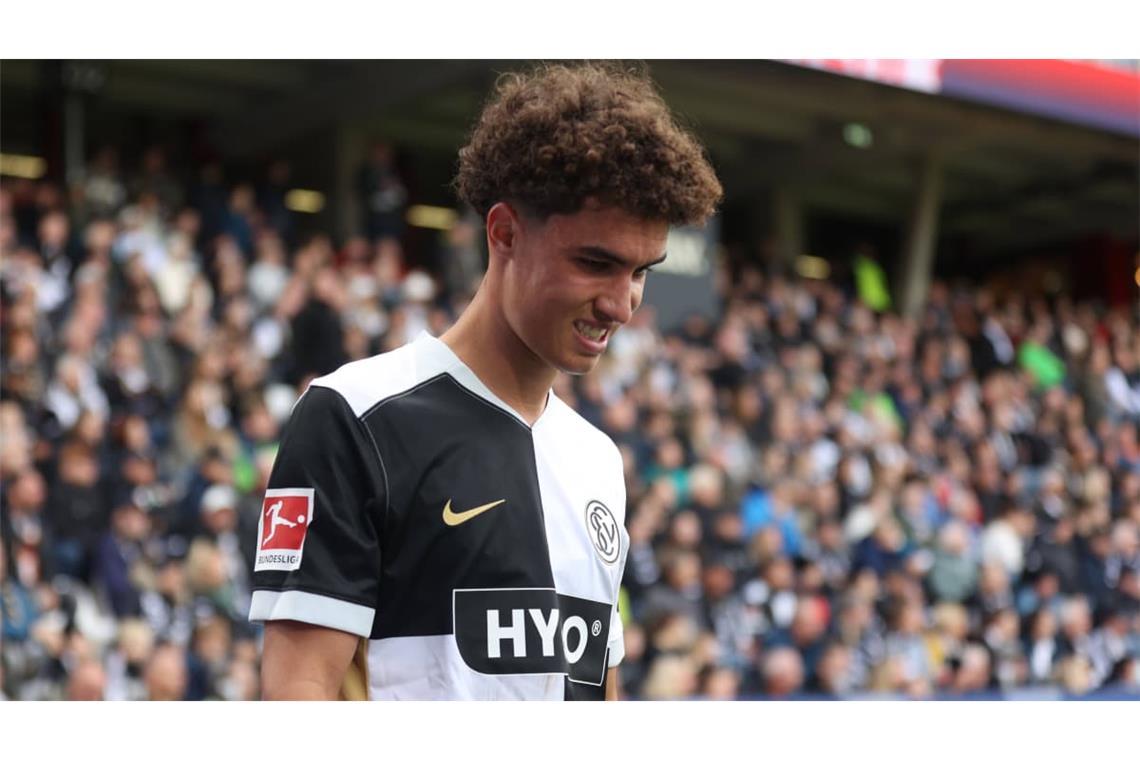 Mit dem 4:3-Heimsieg gegen den FC Augsburg schob sich der Aufsteiger von der SV Elversberg auf den sechsten Platz der Bundesliga vor.&nbsp; Noah Darvich stand auf der Zehnerposition in der Startelf, musste aber nach 40 Minuten mit einer Muskelverletzung am rechten Oberschenkel raus.