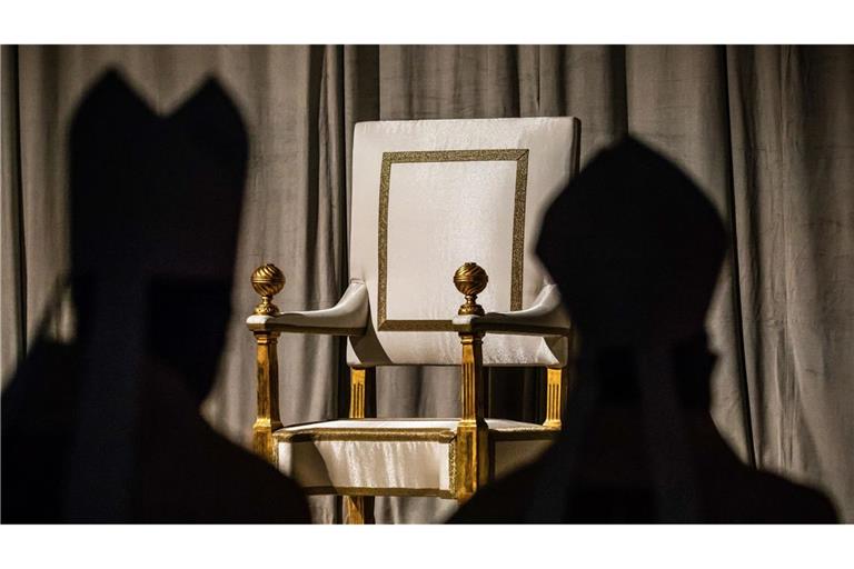Mit dem Ableben des Papstes beginnt die  Sedisvakanz, die Zeit, in welcher der Heilige Stuhl unbesetzt ist.