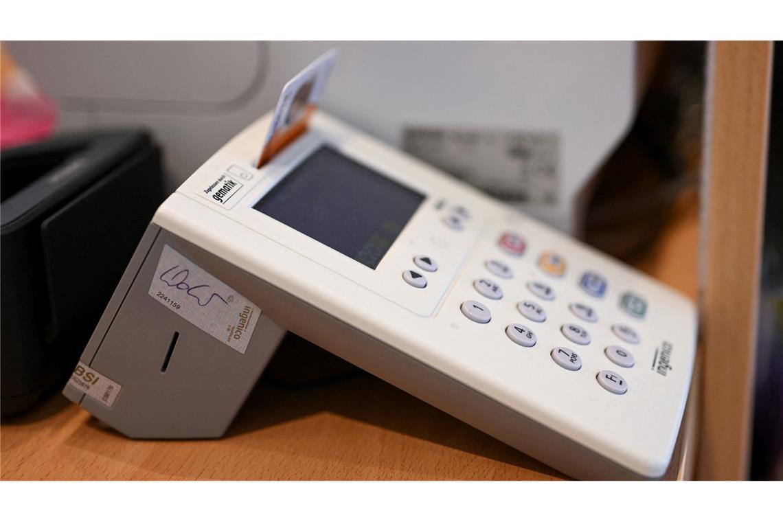 Bewährungsprobe für die E-Patientenakten Mit dem Einstecken der Versichertenkarte wird ein Zugriffsrecht auf die E-Akte gegeben. (Archivbild)