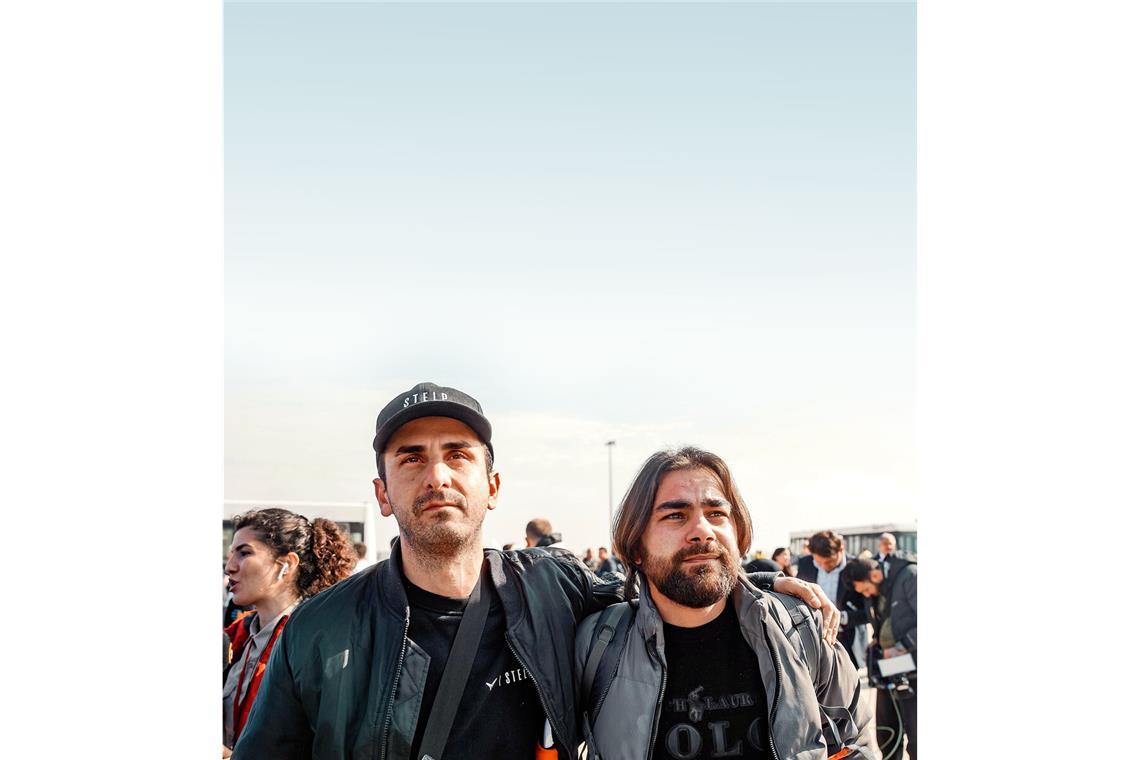 Tränen bei der Heimkehr Mit dem ersten Flug in Damaskus: Serkan Eren (links) und Nael AlmagerbiMit dem ersten Flug in Damaskus: Serkan Eren (links) und Nael Almagerbi
