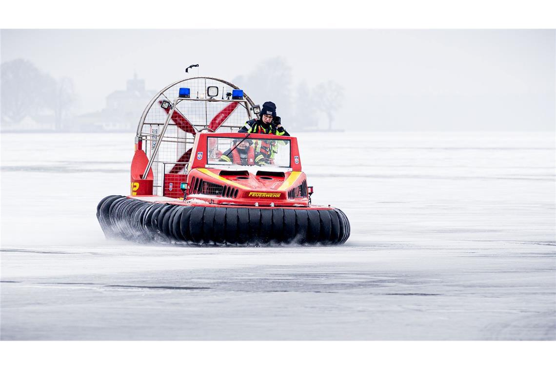 Mit dem Luftkissenboot übt die Feuerwehr auf dem Steinhuder Meer.