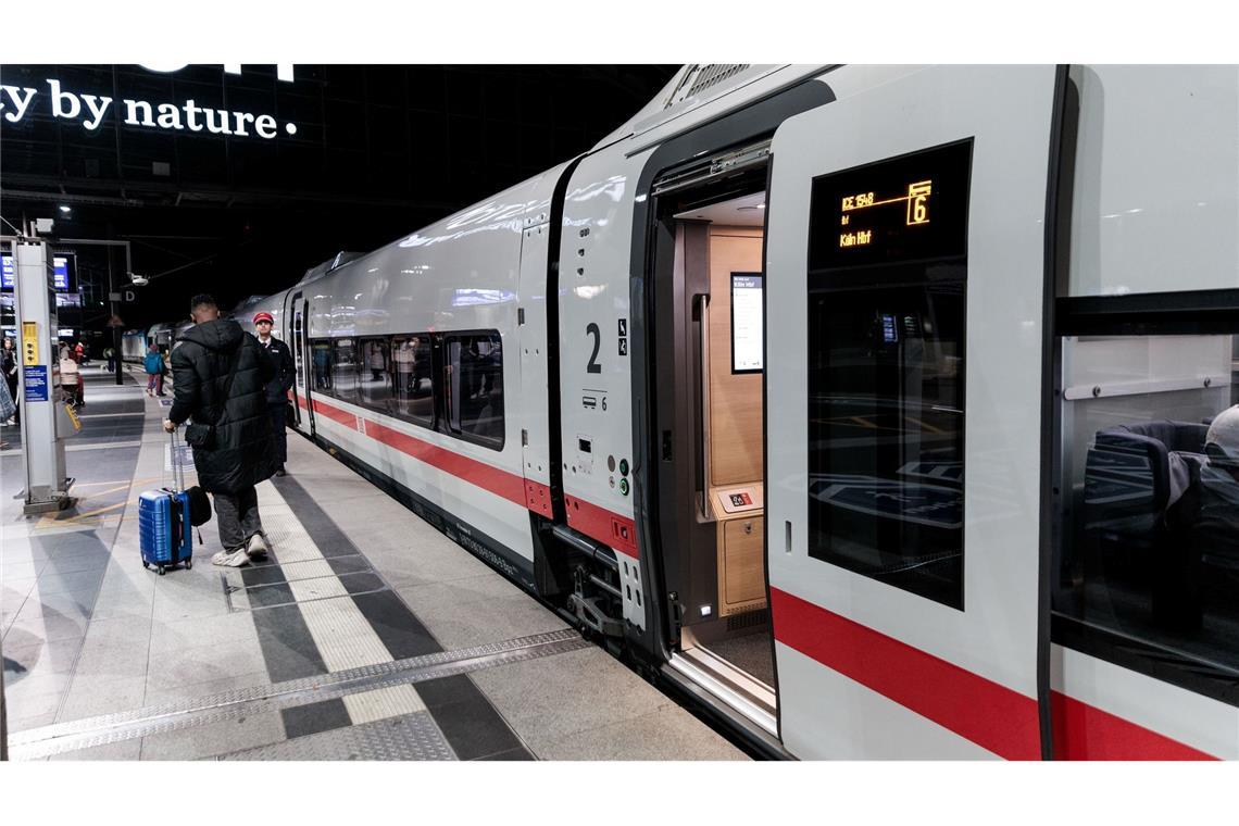 Mit dem neuen Fahrplan hat die Deutsche Bahn auch ein ganz neues Zug-Modell in Betrieb genommen. Auf der Strecke Berlin-Köln werden ab heute neue ICE L eingesetzt. Die Besonderheit: Sie kommen beim Einstieg ohne Treppen aus.