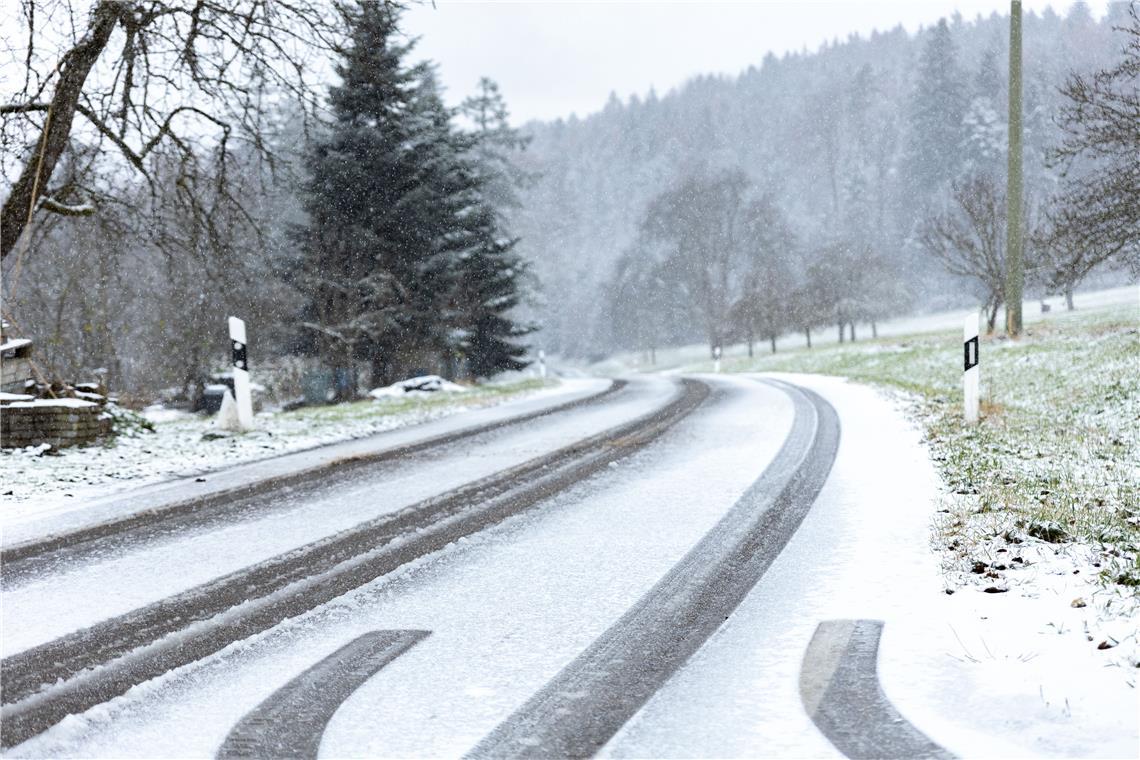 Mit dem Schnee werden die Fahrbahnen glatt und rutschig. Symbolfoto: onw-images/Alexander Wolf 