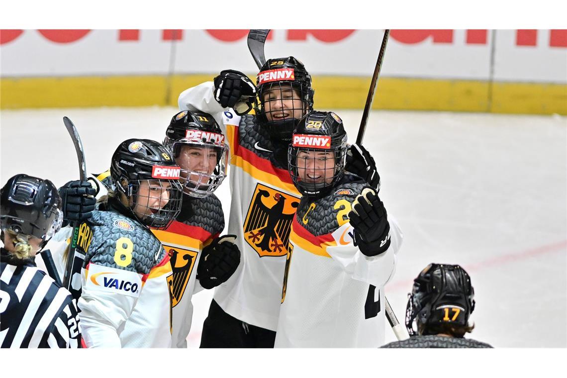 Deutsches Eishockey-Frauen-Team steht im WM-Viertelfinale Mit dem Sieg gegen Ungarn erreichte das deutsche Eishockey-Team das WM-Viertelfinale.