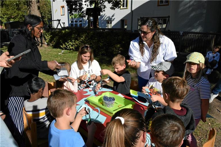Mit dem Team vom Kindergarten Stadthalle konnten die Mädchen und Jungen Spiralenwindspiele basteln. Foto: Elisabeth Klaper